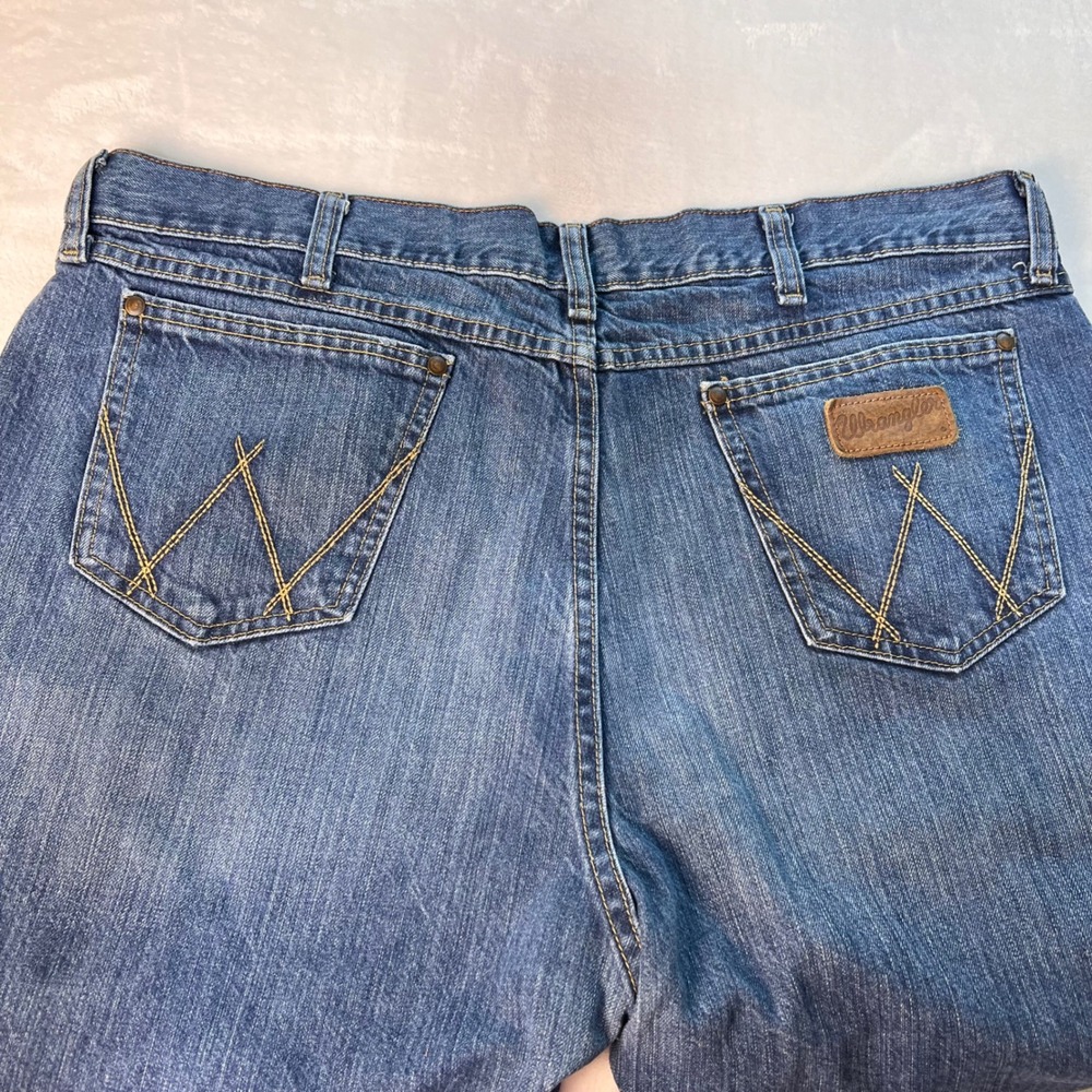 Wrangler Retro Relaxed Boot Jeans Mens 38x36 (39x36) TALL Med Wash Western FLAWS - Picture 4 of 16